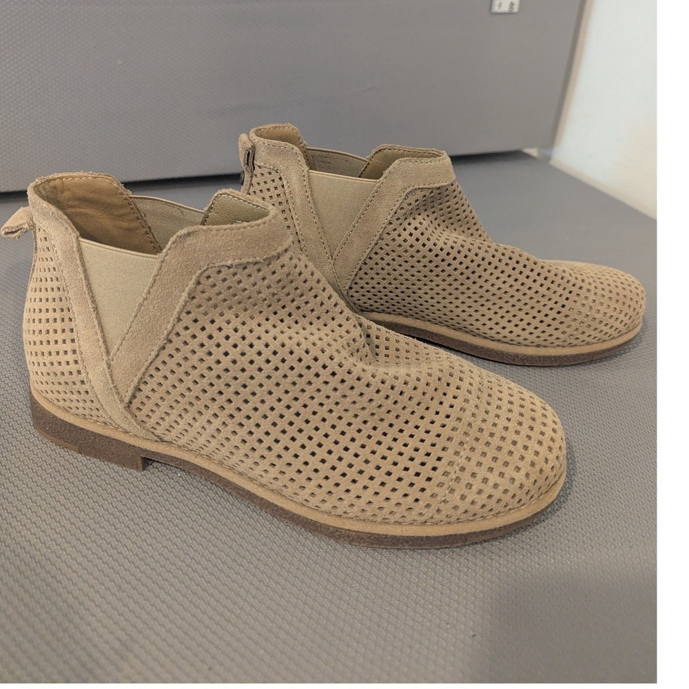 Bearpaw Tan Perforated Suede Ankle Boots Slip On Low Heel Women's Size 7